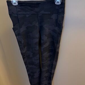 lululemon athletica Black Camo Invigorate Pants 23” size 8